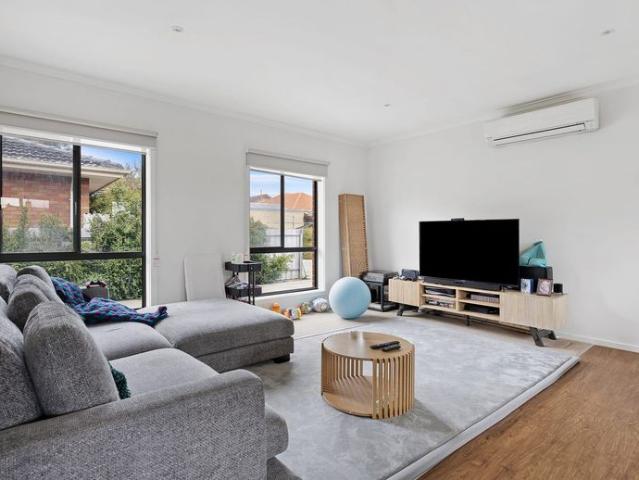 Renovated Flora Hill unit!