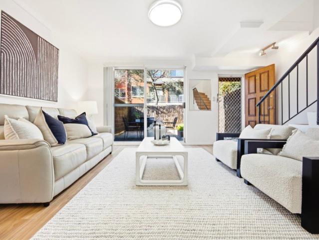 Renovated Full Brick Townhouse in a Convenient Marsfield Setting