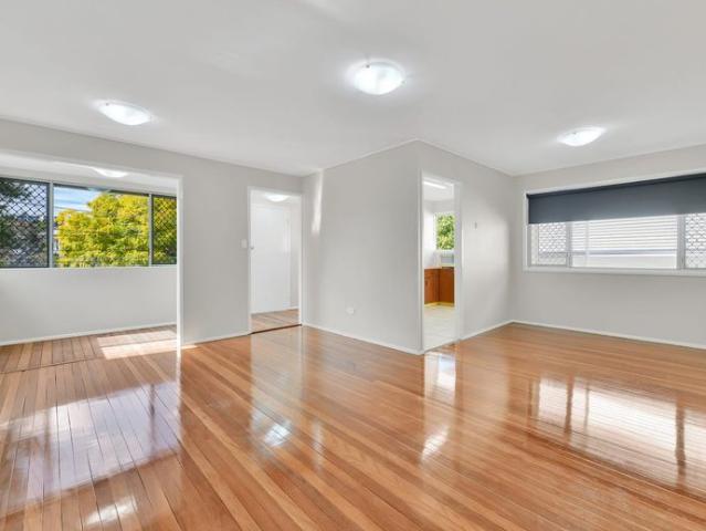Renovated Furnished 3 bed 1 bath House Prime Taringa Location