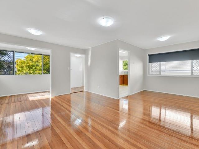 Renovated Furnished 3 bed 1 bath House Prime Taringa Location