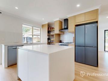 RENOVATED KITCHEN & HUGE PATIO