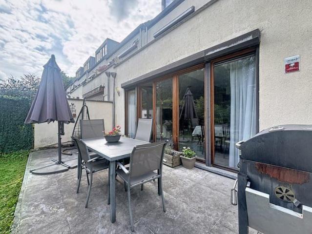 Renovated house of 225m² with a garage