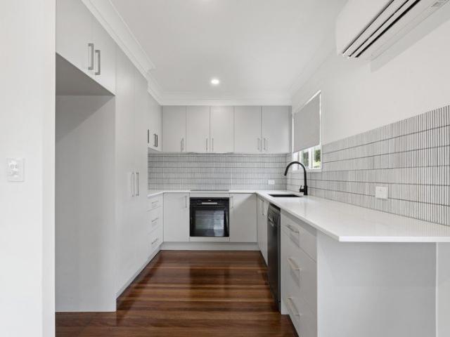 Renovated House with a Big Backyard Walk to The Broadwater