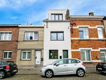Renovated house with little garden +parking