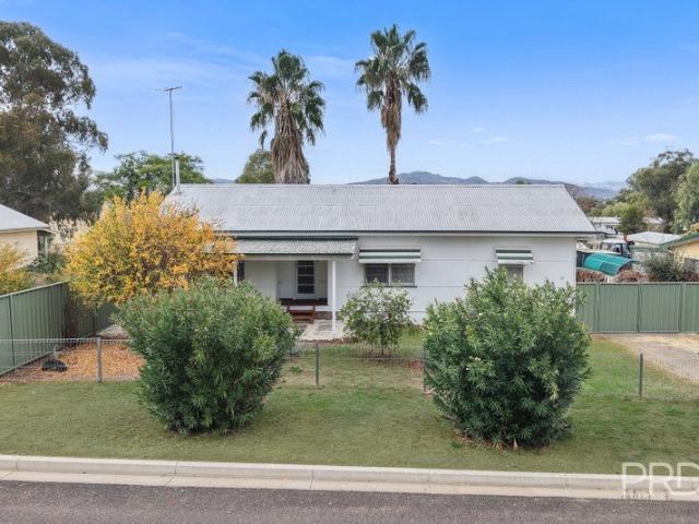 Renovated home with ducted air conditioning on 1081m2 block