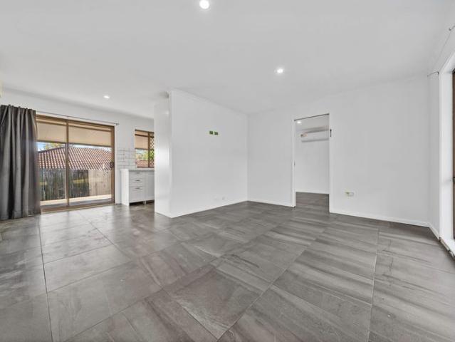 Renovated Home with Spa Bath & Air Con Throughout!