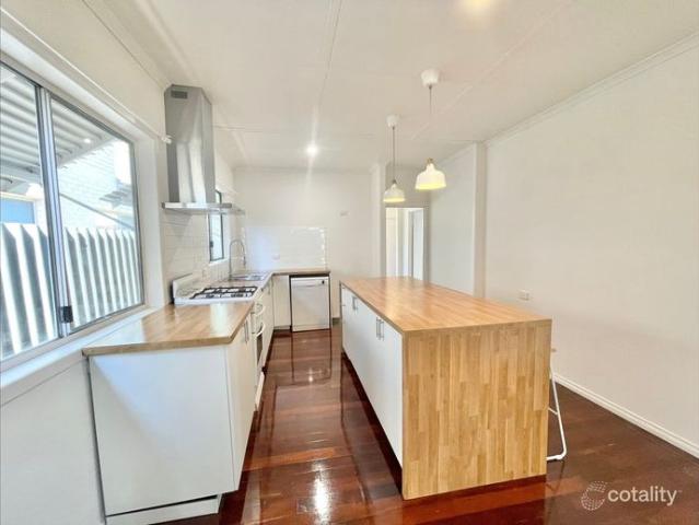 RENOVATED HOME. CLOSE TO SHOPPING PRECINCT