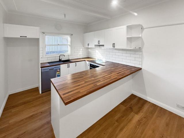 RENOVATED HOME OFFERING MODERN COMFORT & LAKESIDE LIVING