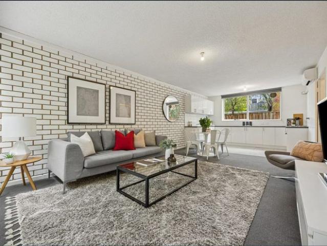 Renovated, huge ground floor apartment in complex of only 5 !