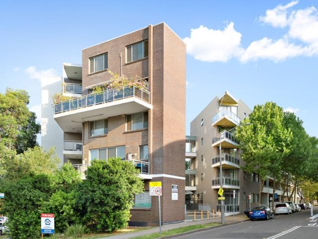 Renovated Huge Luxury 1 Bedroom Apartment & Only 5 Minutes' Walk to Station