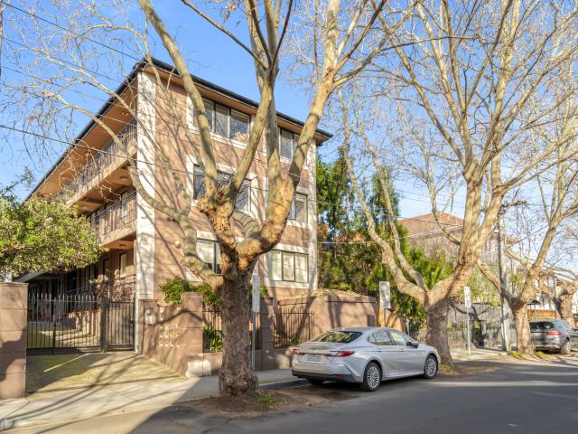 One Bedroom Top floor Apartment In Fantastic Location