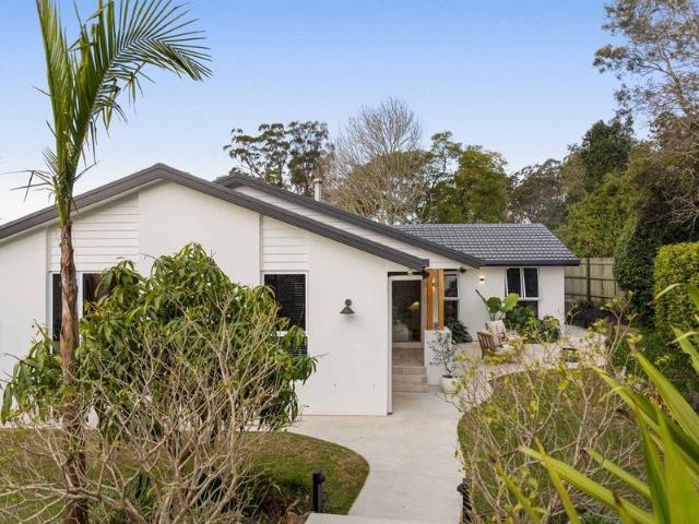 Renovated Inside & Out with Multiple Living Areas on 1,244m²