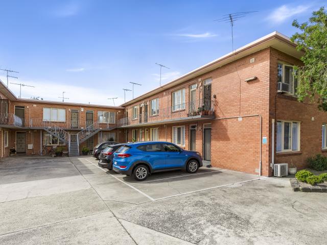 Renovated One Bedroom Apartment in a Prime Lifestyle Location