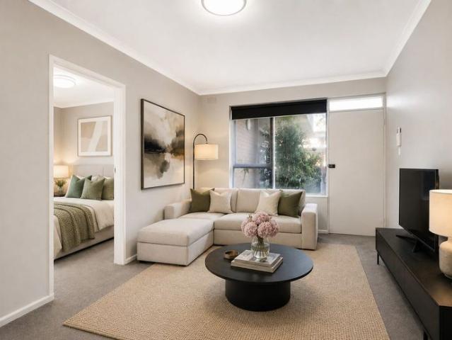 Renovated One Bedroom Apartment in an Exceptional Lifestyle Location
