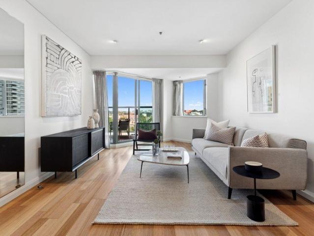 RENOVATED ONE BEDROOM, BUSTLING DINING & ENTERTAINMENT PRECINCT