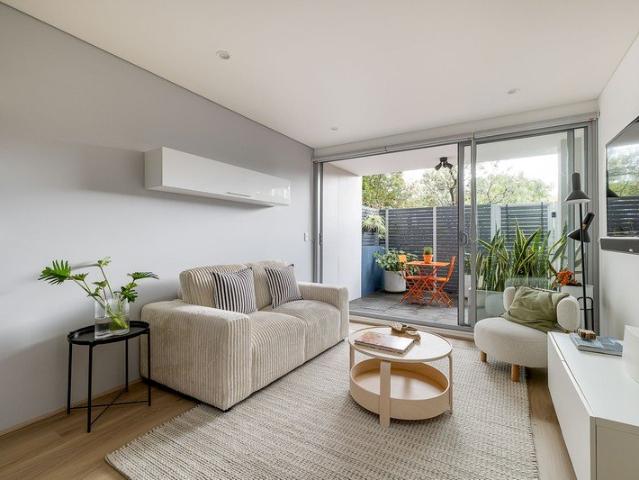 Renovated one bedroom with twin courtyards, north aspect