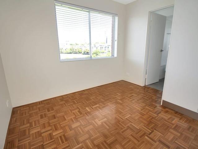 Renovated one bedroom unit close to Edgecliff Train station