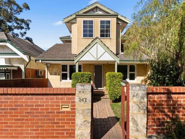 Renovated Lock and Leave in the Heart of Shenton Park