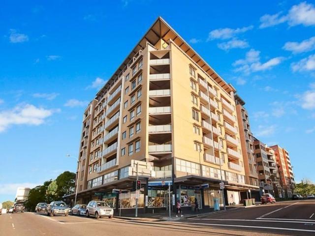 RENOVATED LARGE 3 BEDROOM APARTMENT WITH STUNNING VIEWS