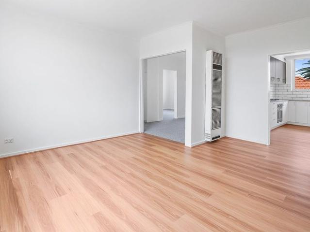 RENOVATED LARGE LIGHT & BRIGHT 2 BEDROOM WITH UCP
