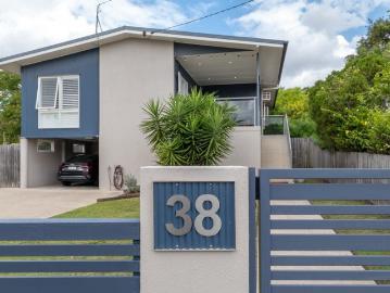 Renovated Living, Prime Position!