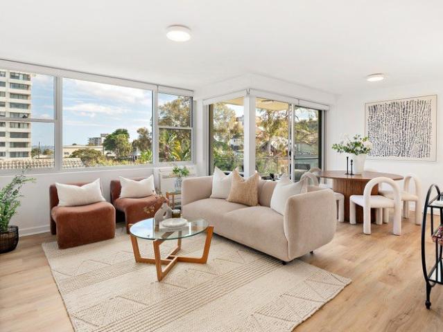 Renovated lifestyle apartment with harbour views