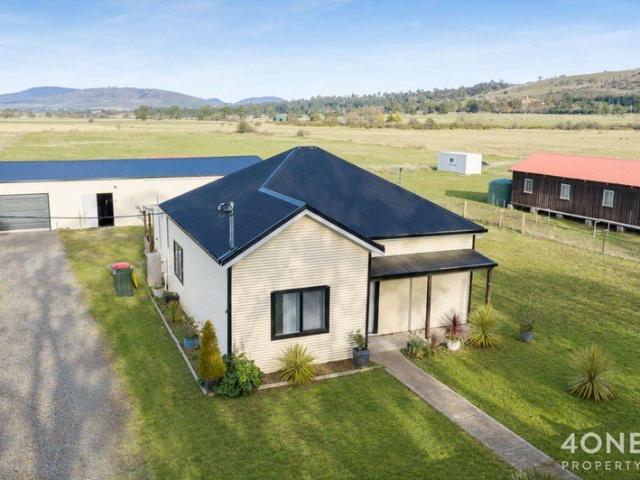 Renovated Lifestyle Property on 1.9 Hectares with Exceptional Shed Space