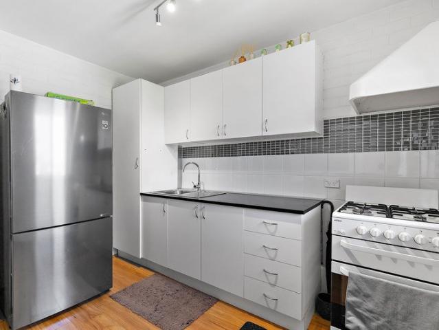 RENOVATED & LIGHT FILLED APARTMENT