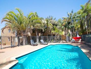 Renovated, Modern Coastal 2x1 Apartment