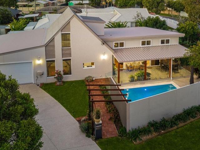 RENOVATED MODERN FAMILY HOME + POOL
