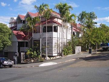 Renovated modern townhouse walking distance to Brisbane City Centre and Fortitude Valley