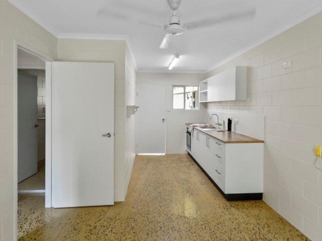 RENOVATED & MODERN WALK TO THE BEACH