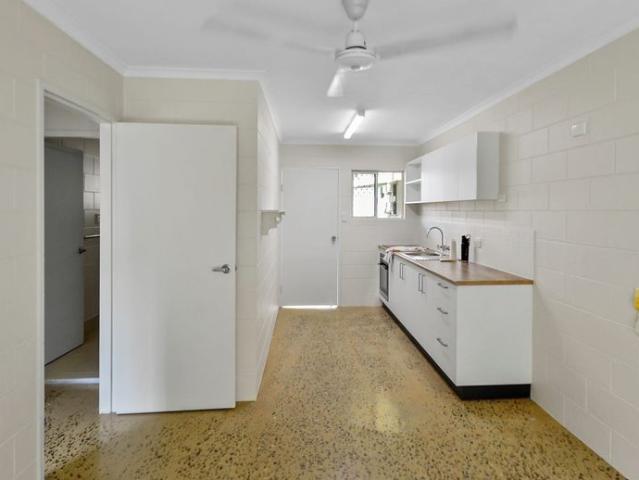 RENOVATED & MODERN WALK TO THE BEACH