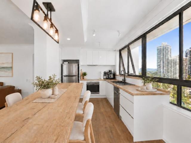 Renovated Main Beach Apartment, Ocean Outlook