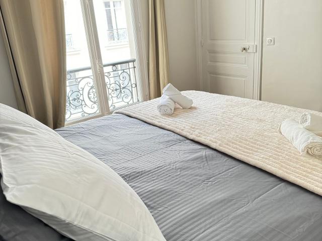 Renovated Marais flat, King Size bed & XXL Spa Shower, Paris Amsterdam Apartments for Rent