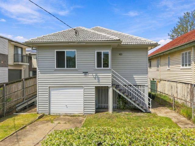 Renovated Mid Century. Prized North Aspect. Walk to Everything