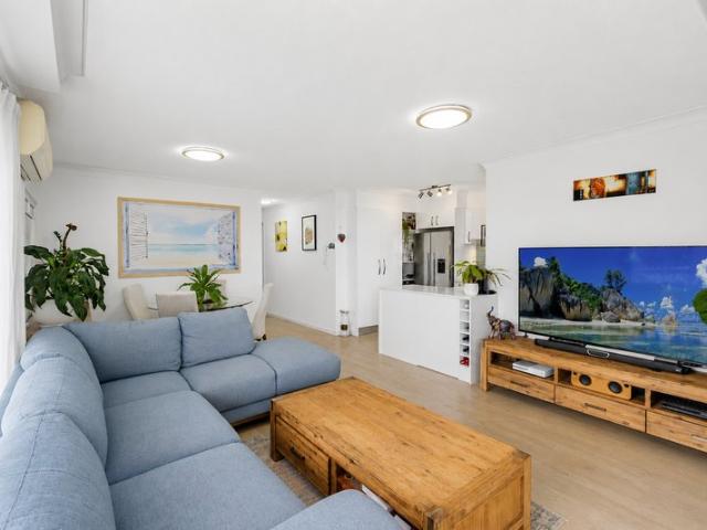 RENOVATED NORTH FACING APARTMENT IN A BOUTIQUE COMPLEX
