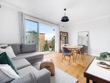 Renovated North Facing Apartment In A Quiet Parkside Setting, Beach Life And Village Convenience