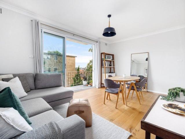 Renovated North Facing Apartment In A Quiet Parkside Setting, Beach Life And Village Convenience