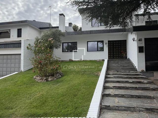 Renovated semi detached house with private garden in an exclusive gated community in La Moraleja