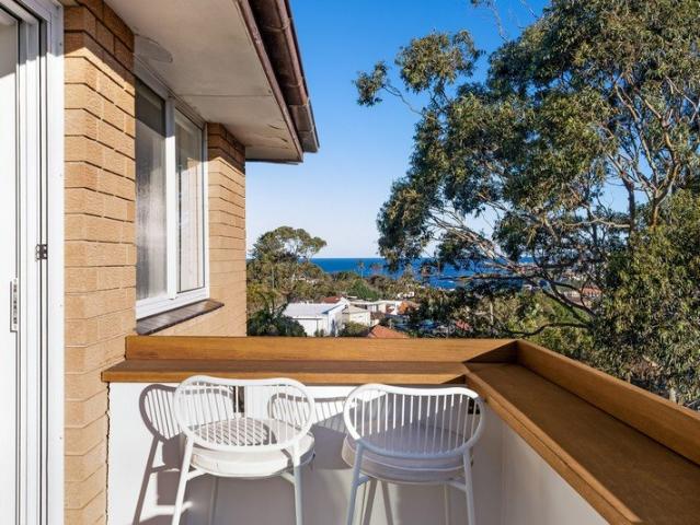 Renovated Semi Sized Apartment with Sweeping Ocean & Coastal Views, 100m to Clovelly Village