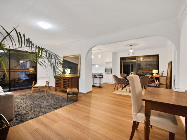 Renovated single level living in Carindale