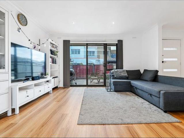 RENOVATED SINGLE LEVEL RESIDENCE AND CLOSE TO MANY AMENITIES
