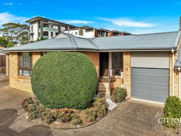 Renovated Single Level Villa & Conveniently Located