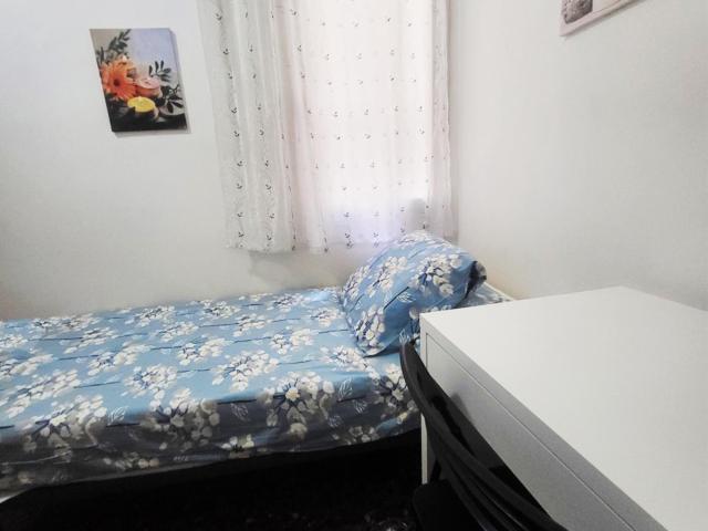 Renovated single room 1 in cozy apartment two streets away from Sagrada Familia