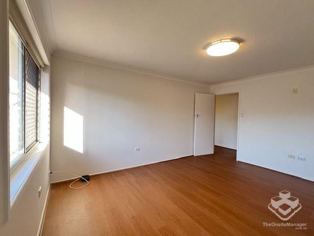 Renovated & Spacious 2 to 3 Bedroom duplex in Prime Ormiston Location with water view