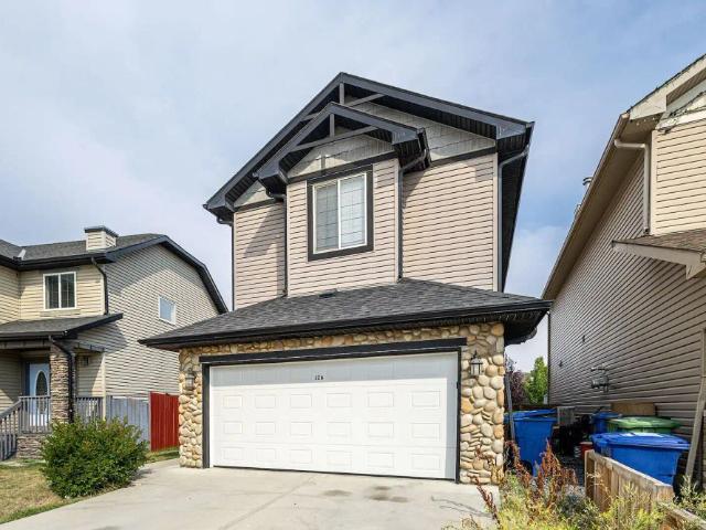 Renovated Spacious 4 Bed Single Family w/Garage in Airdrie SW |Quiet Cul de Sa — 4 Bedrooms Main Floor