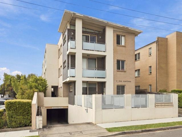 Renovated, Spacious Apartment close to all local amenities