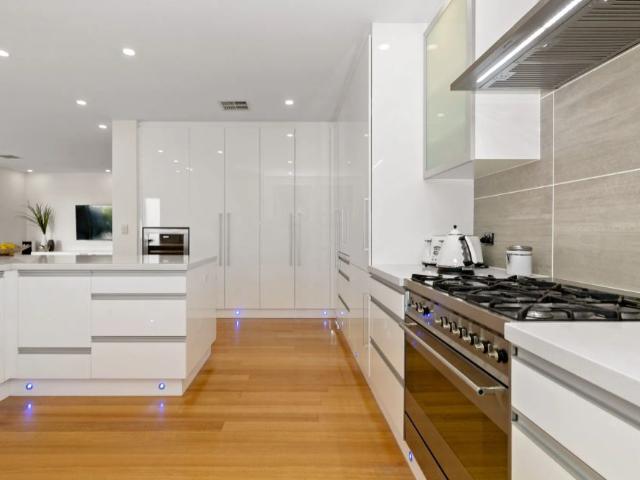 Renovated, Spacious Family Entertainer – Walk to Beach