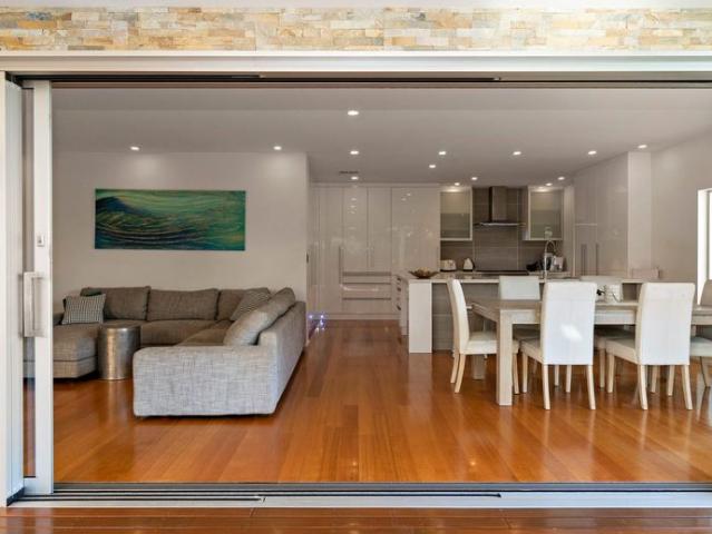 Renovated, Spacious Family Entertainer – Walk to Beach